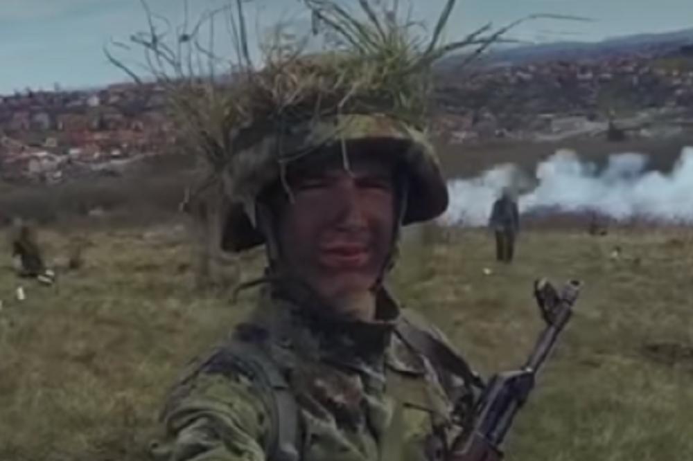 OVOG SRPSKOG VOJNIKA JEDNI PLJUJU, A DRUGI MU SE DIVE: Šta vi mislite o njegovom postupku? (VIDEO)