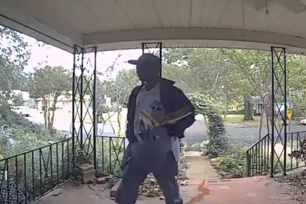 OVAJ POŠTAR JE ZGROZIO INTERNET: Osim pošte, stanovnicima ove kuće je ostavio još nešto baš GADNO! (VIDEO)