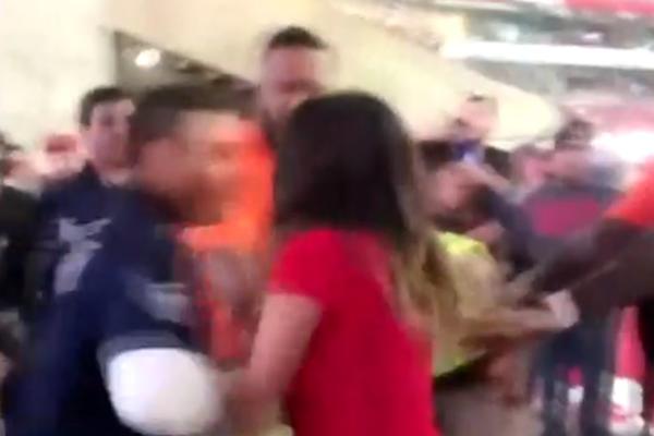 ŽESTOKO PEGLANJE NAVIJAČA NA NFL MEČU: I žene se šibale kao huliganke! Kad ga je pukla nogom u glavu, ugasila ga je