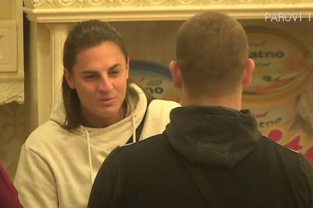 NIJE MOGAO DA SE ODBRANI OD NJE: Odbio je, a onda je NASKOČILA na njega i ujela ga za VRAT! (FOTO)