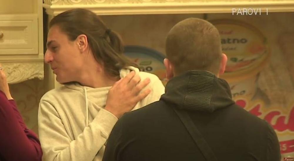 Elvin pokazivajući Kristinin ujed  