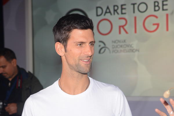 LIK IZ SENKE KOGA NIKO NE ZNA: Novak Đoković upoznao navijače sa čovekom koji je u njegovom timu već 10 godina!