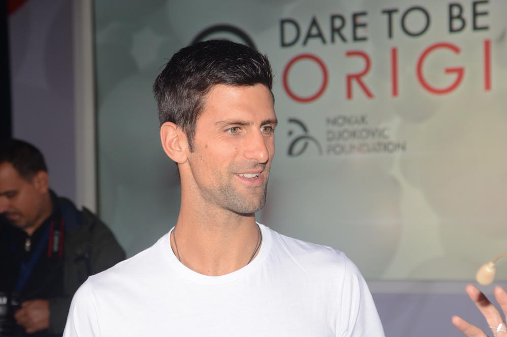 LIK IZ SENKE KOGA NIKO NE ZNA: Novak Đoković upoznao navijače sa čovekom koji je u njegovom timu već 10 godina!