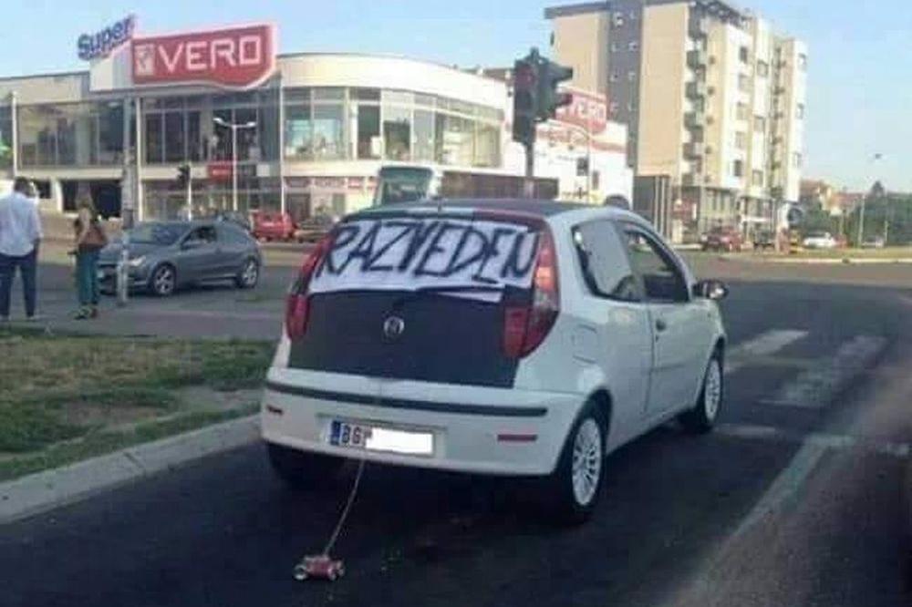 BEOGRAĐANIN IZAZVAO HAOS: Svuda gde se pojavio sa ovim NATPISOM NA KOLIMA, ljudi su se okretali za njim! (FOTO)