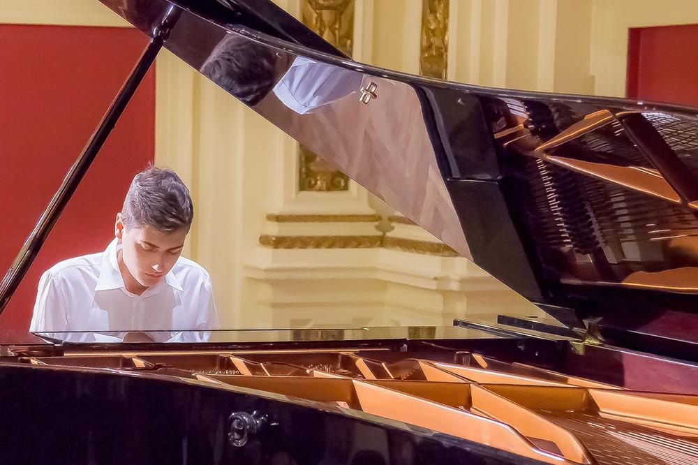 Veliki uspeh mladog pijaniste Veljka Nenadića u Italiji