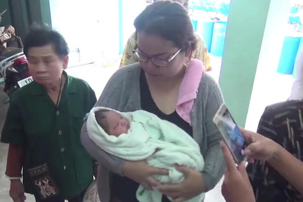 MAJKA BACILA TEK ROĐENU BEBU SA PUPČANOM VRPCOM S PETOG SPRATA: Dete je neverovatnom srećom PREŽIVELO!