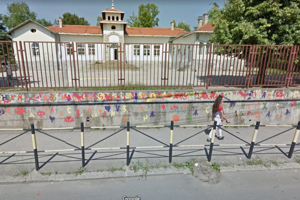 STRAVIČNA SITUACIJA U ŽARKOVU: Ćelavi muškarac pokušao da uvuče devojčicu u svoj crni kombi!