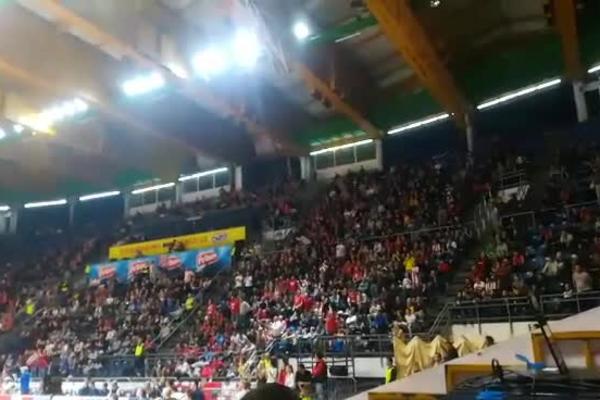 DELIJE SE VRATILE U PIONIR: Možda nema Evrolige i himne, ali u hali ide stara dobra pesma!