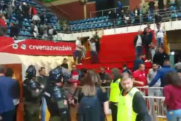 ZVEZDAŠI VEĆ IMAJU NOVOG HEROJA: Čim je meč završen, navijači su ga spopali! Nastao je šou...