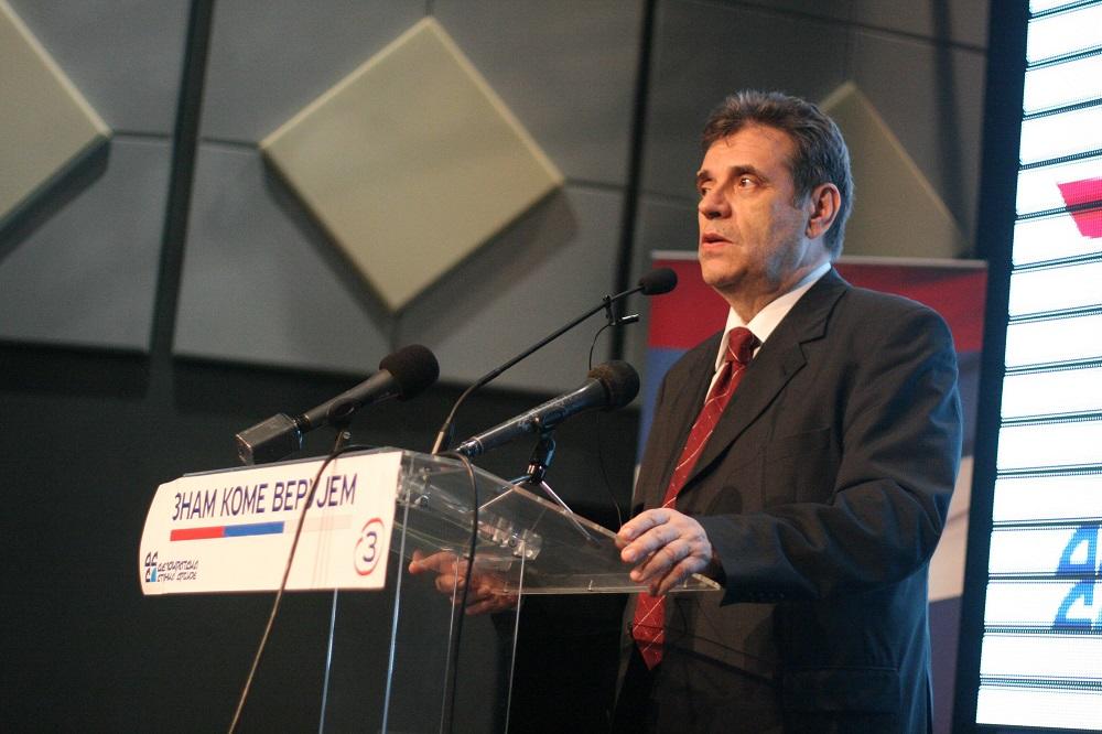 SVI SU GLEDALI U KOŠTUNICU I NJEGOVU IZGUŽVANU KOŠULJU! Vojislav se POJAVIO u javnosti, da li se PREPARIRAO?