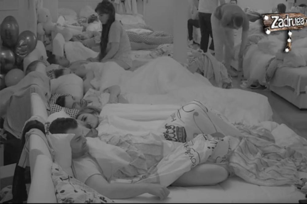 NOVI LJUBAVNI PAR U ZADRUZI: Prvo mu se uvukla u krevet, pa je pao strastveni poljubac! (VIDEO)