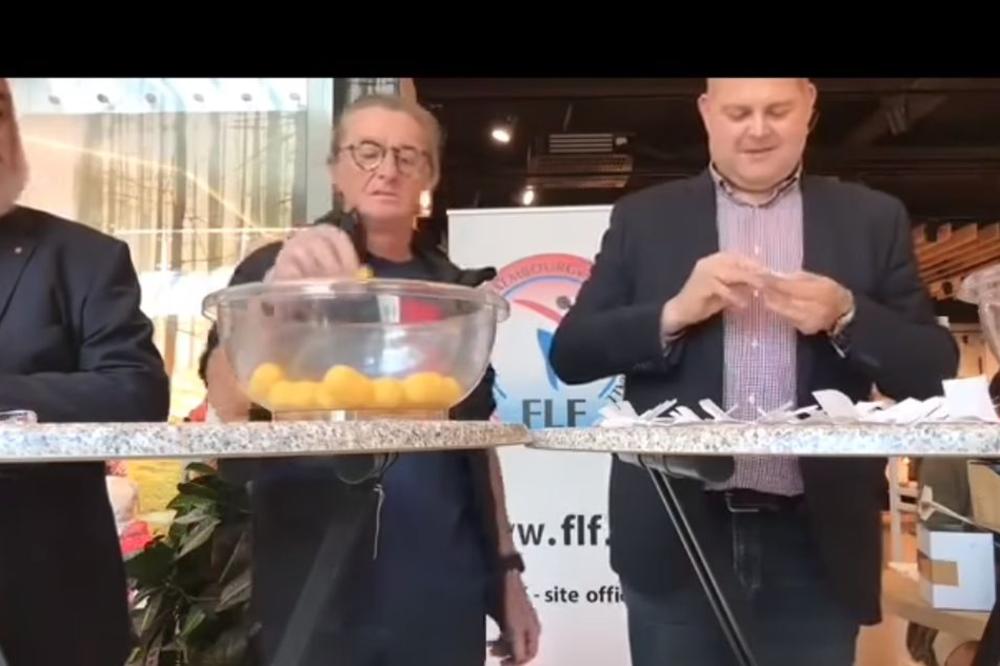 OVAKAV ŽREB FUDBAL NE PAMTI: Naočigled svih, menjao kuglice, vadio ih iz šešira i vraćao!