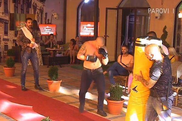 UDARILI JEDAN NA DRUGOG: Učesnici Parova odmerili snage, devojkama zastao dah dok su gledale gole mužjake!