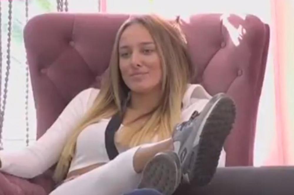 SEDELA JE MIRNO, A ONDA JE PLANULA: Luna čula Slobin glas, pa nije mogla da se obuzda i glasno je viknula! (VIDEO)