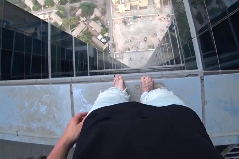 STAO NA IVICU KRIVA ZGRADE, PA POČEO DA PRESKAČE VIJAČU: Šta mislite, kako se ova vratolomija završila?! (VIDEO)