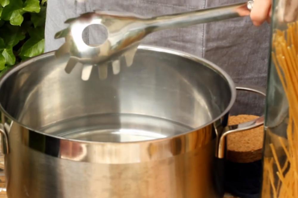 SVI IMAMO OVU KAŠIKU U KUĆI: A da li iko zna čemu zaista služi i kako se upotrebljava? (VIDEO)