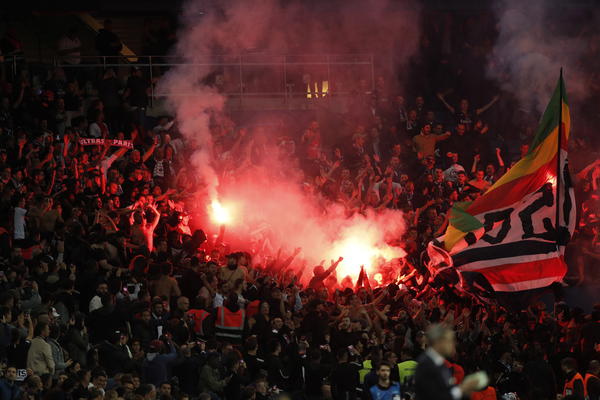 U TAKSIJU DOBIO NOŽ U GRUDI ZBOG PESME: Jezive scene posle meča u Parizu!