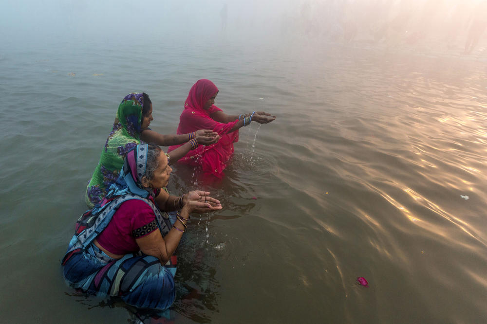 MENJALI SU SE NA NJOJ, I SVE SNIMALI TELEFONOM: Stravičan slučaj u Indiji, devojka silovana pored svete reke!