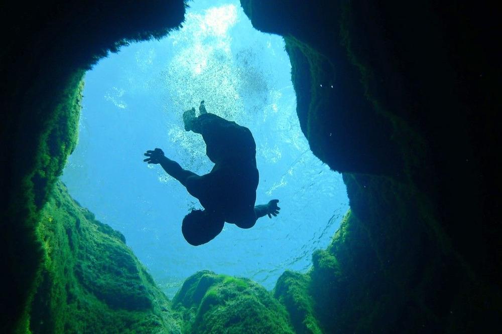 SPAŠAVALI SU DEČAKA, A ONDA UPALI U SMRTONOSNI VRTLOG: Šestoro ronilaca izgubilo živote u užasnoj tragediji!