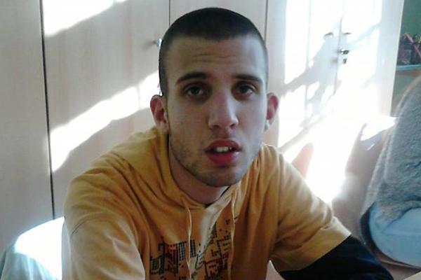 TEŠKO NAM JE DA VEŽEMO PERTLE, ALI TO NE ZNAČI DA SMO GLUPI! Dečko s AUTIZMOM svima održao VAŽNU ŽIVOTNU LEKCIJU!