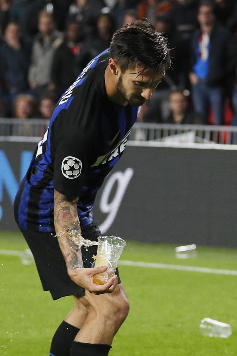 Mateo Politano hvata čašu piva bačenu prema Miloradu Mažiću  