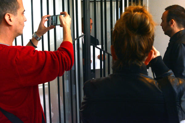 OMLADINA DSS PREDALA PROTESTNO PISMO AMBASADI CRNE GORE: Predstavnik ga uzeo kroz rešetke! (VIDEO)