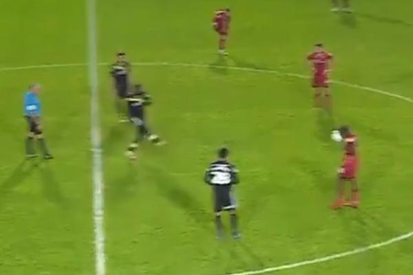 DEČKO, ZAŠTO SE BAVIŠ FUDBALOM?! Engleski igrač napustio igru nakon što ga je lopta pogodila u glavu!