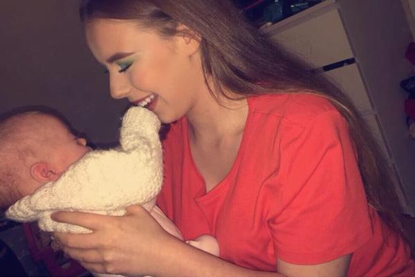 DETE JE SKLIZNULO NIZ NJENE FARMERKE: Mlada Irkinja (18) nije znala da je trudna dok se nije OVO desilo! (FOTO)