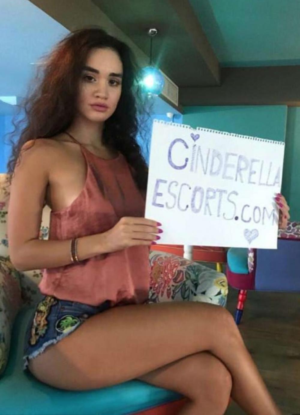 Ejmi prodaje svoju nevinost  