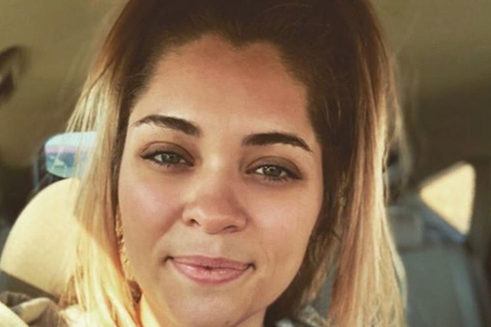 POSLE 8 GODINA VEZE DEČKO JE KONAČNO ZAPROSIO: Onda je ugledala fotografiju sa veridbe i ŠOKIRALA SE! (FOTO)