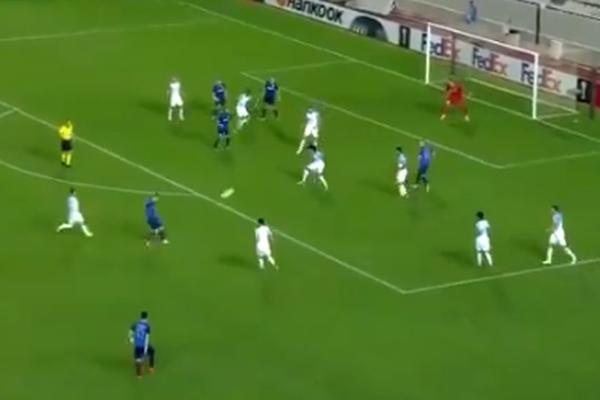 A videste li kako je bivši igrač Partizana lansirao projektil kojim je poslao golmana nazad u Francusku?!