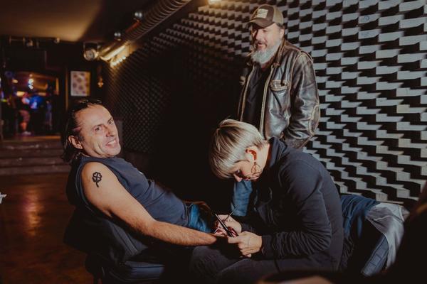 NEVEROVATNO I ŠOKANTNO: Poznati roker rešio da emigrira pod stare dane, odluku zapečatio tetovažama (FOTO) (VIDEO)