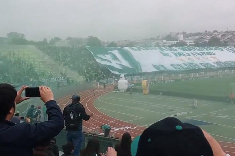 MEĐUSOBNA TUČA NAVIJAČA, VADILI NOŽEVE JEDNI NA DRUGE: Trojica su proterani sa tribina na 16 godina!