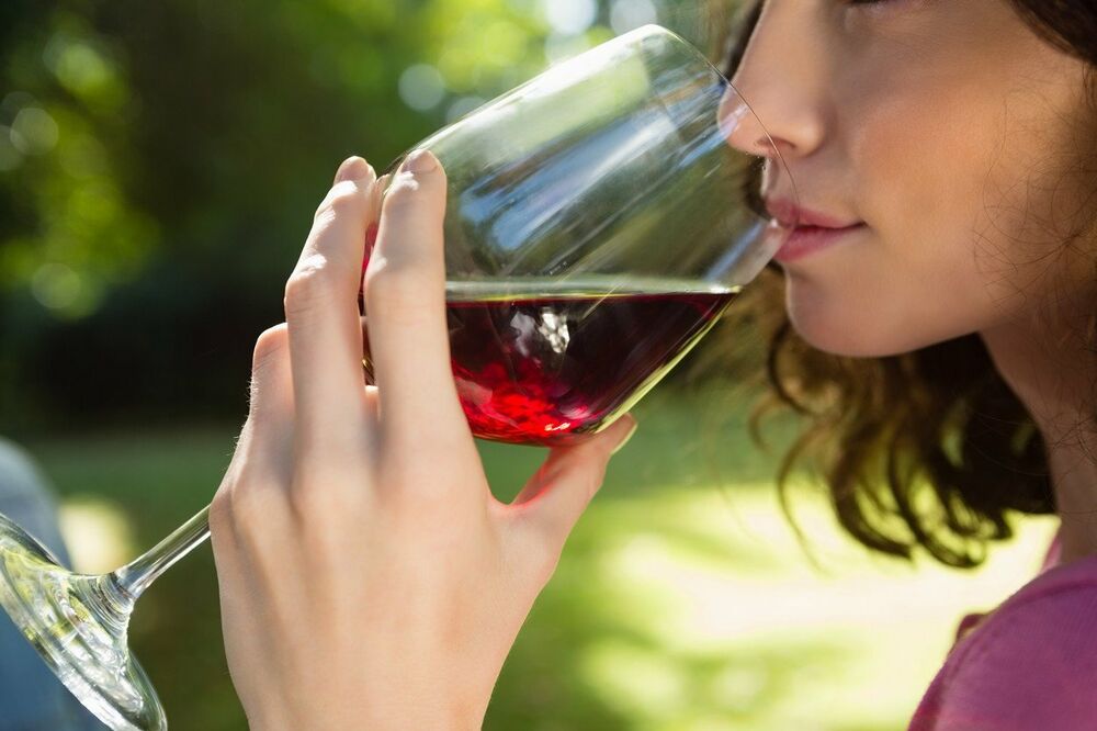 U prehranu je za mladolik izgled dobro uvrstiti i crveno vino, ali u umerenim količinama  
