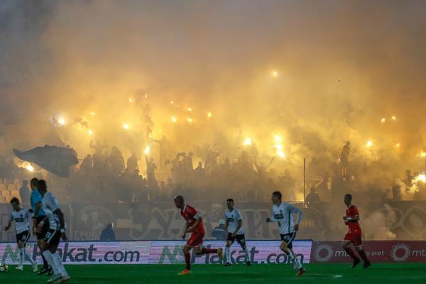 VEČITI ĆE MORATI DA PLATE KAZNU: Partizana i Zvezdu će skupo koštati ubačene baklje na teren!