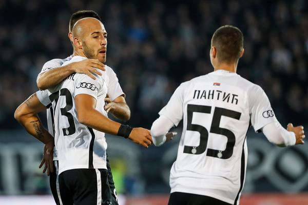 I KAMEN BI ZAPLAKAO: Srceparajući transparent navijača Partizana koji aludira na malog Dukija!