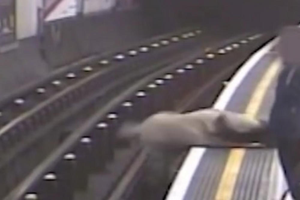 STRAVIČAN PRIZOR: Muškarac se zaleteo pa gurnuo mladića (23) i starca (91) na šine PRED VOZ! (VIDEO)