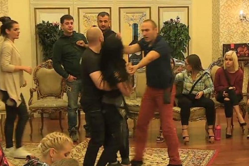 SRAMNO I NEČUVENO! Učesnica Parova fizički nasrnula na novinara! Malo je falilo da padne krv! (VIDEO)