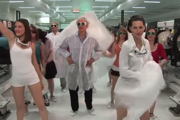 NOBELOVAC PLESAO S POLUGOLIM KOLEGINICAMA da dokaže da nije "smotani profesor" (VIDEO)