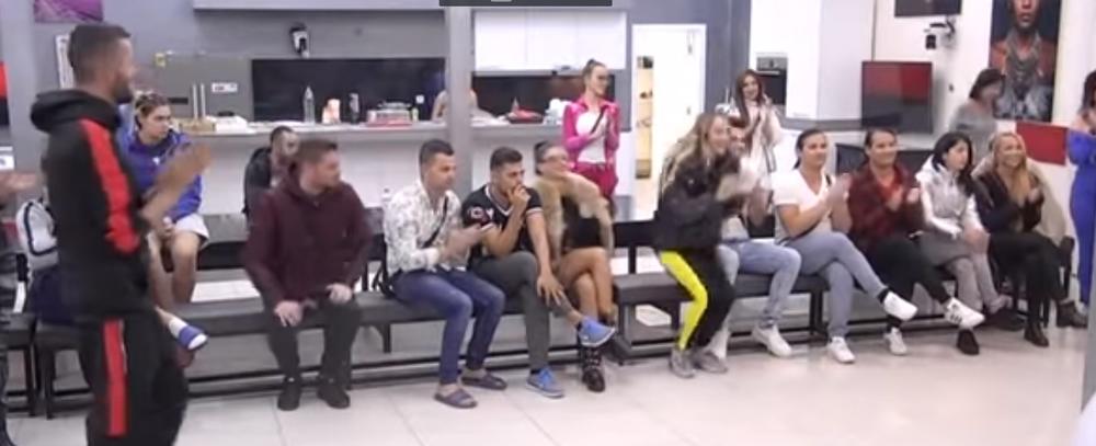 Zadrugari dok gledaju spot  