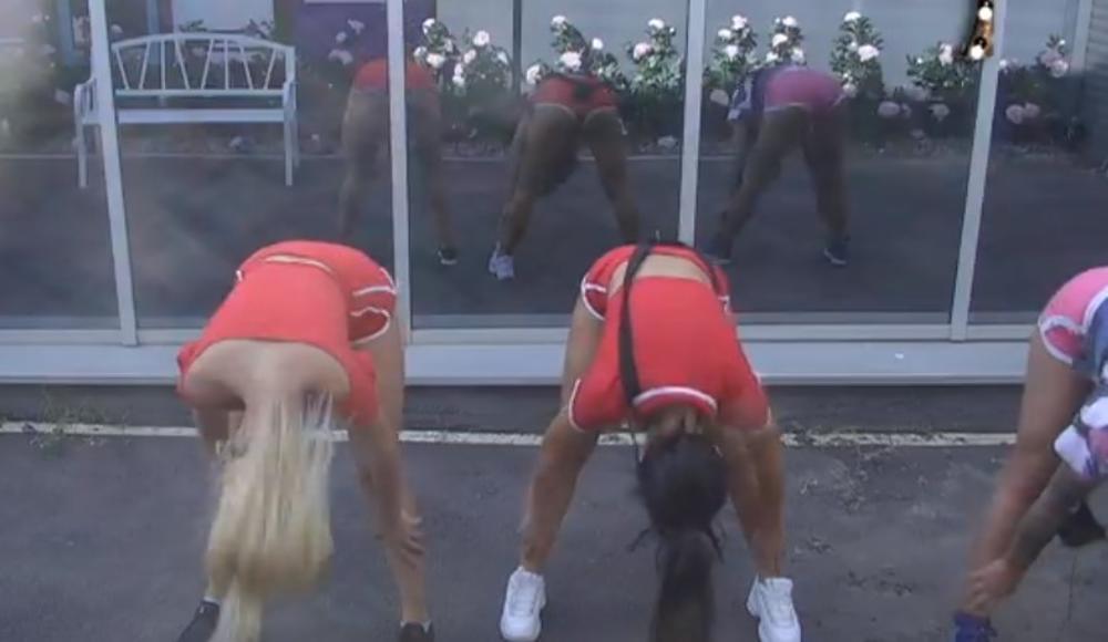 Uvežbavaju koreografiju  