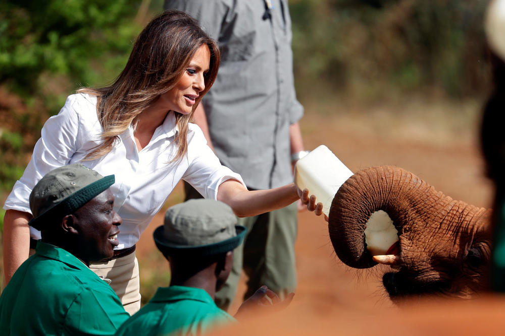 Melanija Tramp hrani bebu slona  
