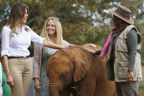 MELANIJA TRAMP IMALA NEPRIJATAN BLISKI SUSRET SA SLONOM: Na licu joj se jasno video strah (FOTO) (VIDEO)