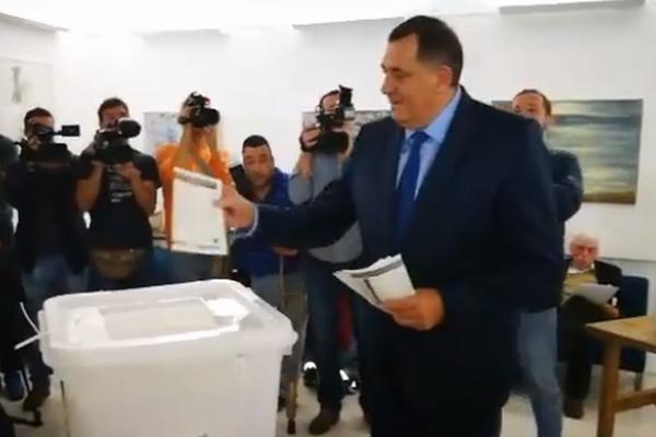 IZBORI U BOSNI I HERCEGOVINI: U izborne štabove pristižu prvi podaci, u SNSD pobednička atmosfera!