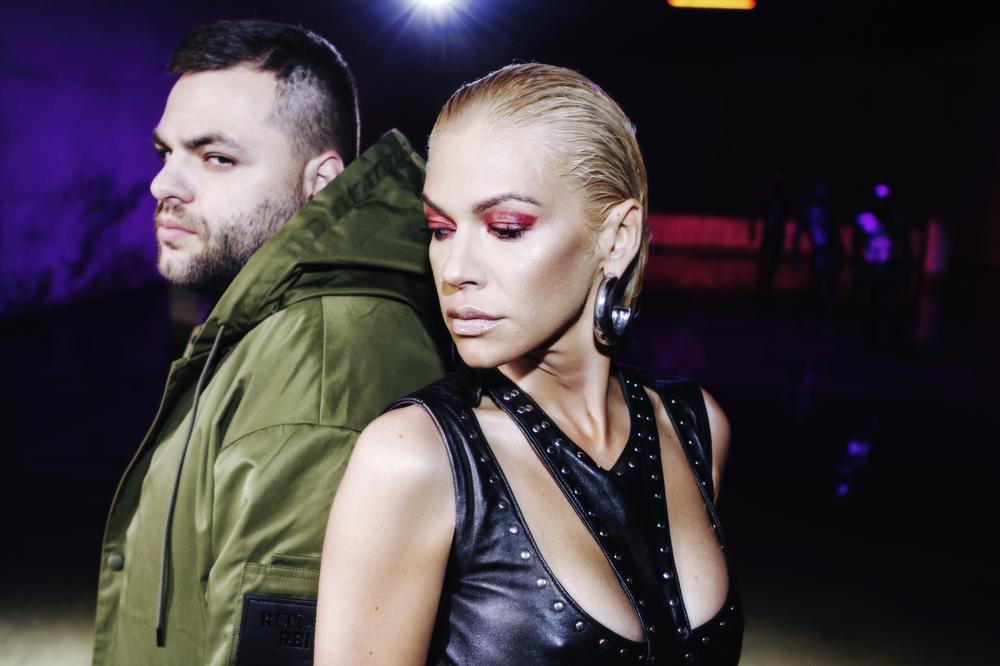 COBI, JESI LI TI RADIO TRAKU: Evo KO IZGOVARA REČENICU na početku pesama Nataše Bekvalac, Raste i mnogih drugih...