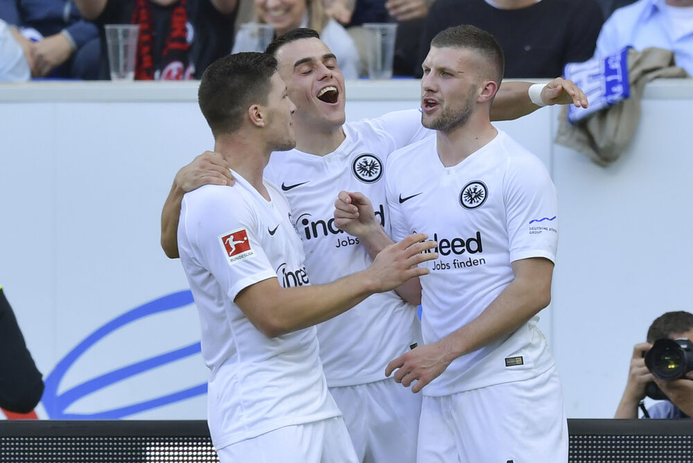 Luka Jović, Filip Kostić i Ante Rebić slave gol u Ajntrahtu iz Frankfurta
