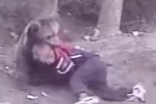 PREPOZNAJETE LI OVOG DEČAKA KOJI SE BORI SA MEDVEDOM? On je danas NAJUSPEŠNIJI u svom poslu! (VIDEO)