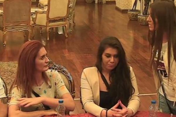 SLUŠAJ KOKOŠKO U TOJ GLAVI IMAŠ MOZAK KOJI NE RADI: Izabela NAPALA majku pa je najstrašnije IZVREĐALA! (FOTO)