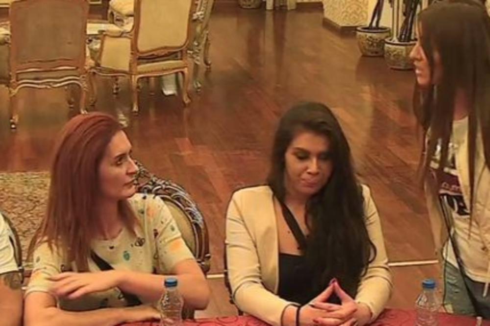 SLUŠAJ KOKOŠKO U TOJ GLAVI IMAŠ MOZAK KOJI NE RADI: Izabela NAPALA majku pa je najstrašnije IZVREĐALA! (FOTO)