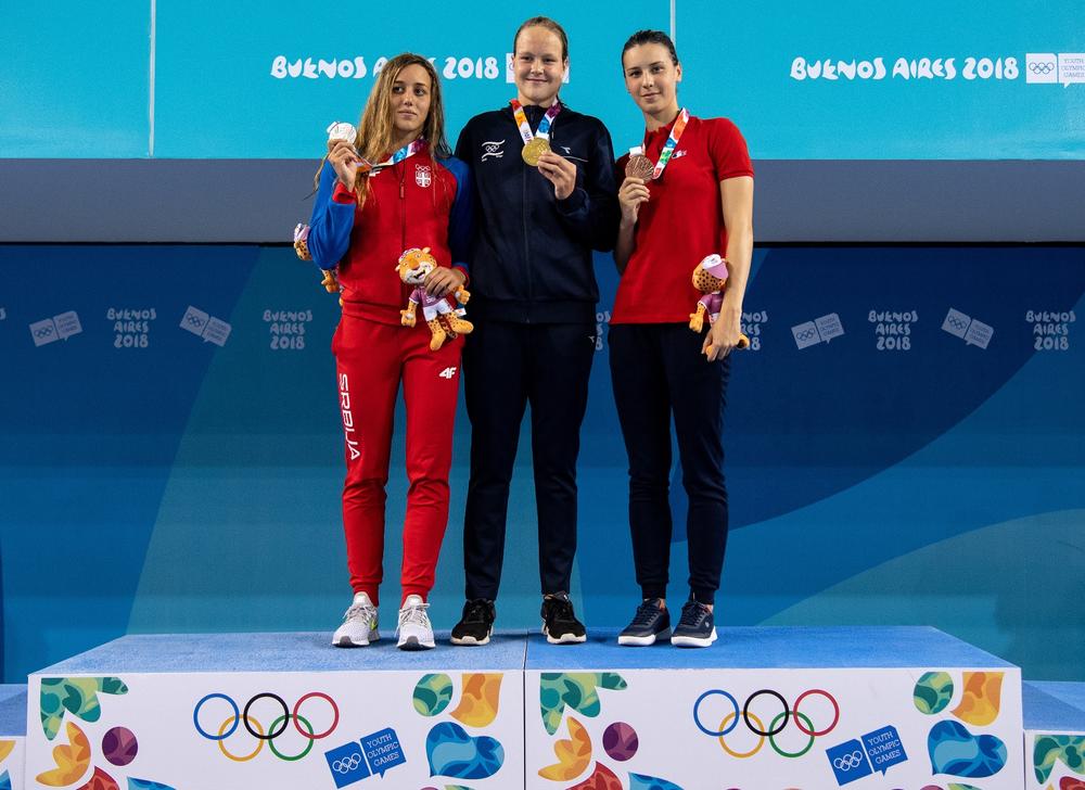 Anja Crevar na postolju  